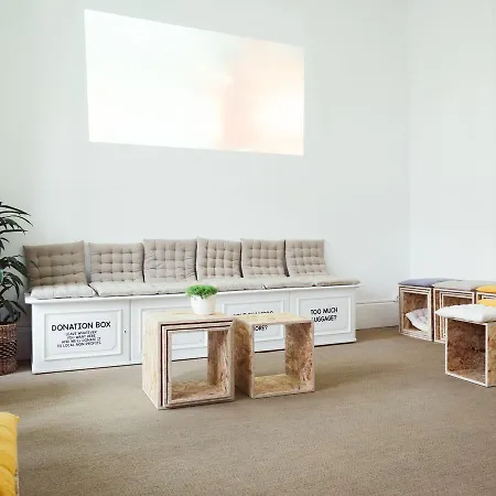 Impact House אכסניה